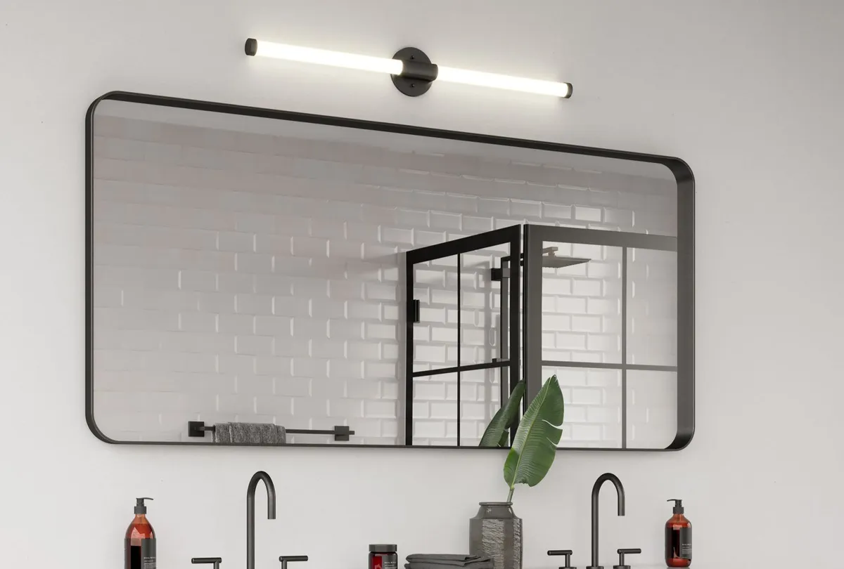 Horizontal bathroom light fixture